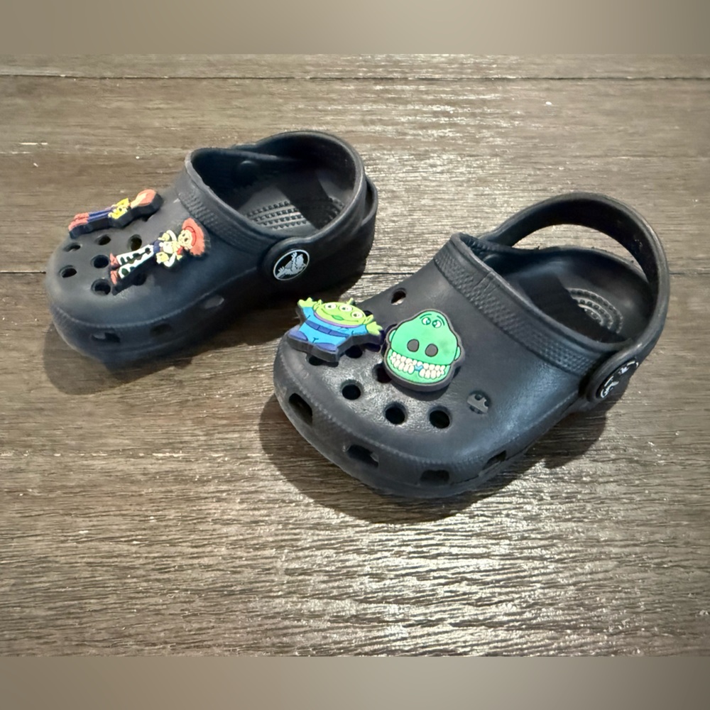 CROCS Kids Black Clog Shoes with Character Charms - Size C4/5